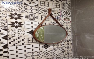 Gương treo dây da phòng tắm