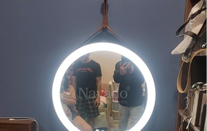 Nâng tầm không gian với gương treo trang điểm dây da đèn led