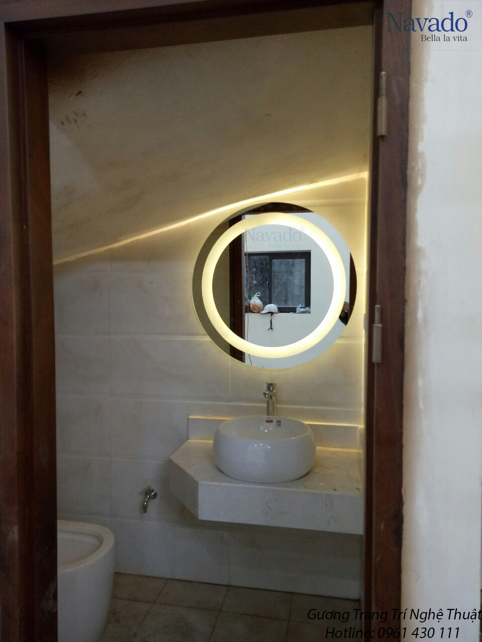 với Gương nhà tắm Navado đèn led cao cấp, phòng tắm của bạn sẽ trở nên đẹp lung linh hơn bao giờ hết. Thiết kế hiện đại và tiên tiến, kết hợp với đèn LED tiết kiệm và bền bỉ đã tạo nên một món đồ nội thất không thể thiếu cho những ai yêu thích sự tiện nghi và đẳng cấp. Khám phá hình ảnh sản phẩm để cảm nhận sự khác biệt nhé!