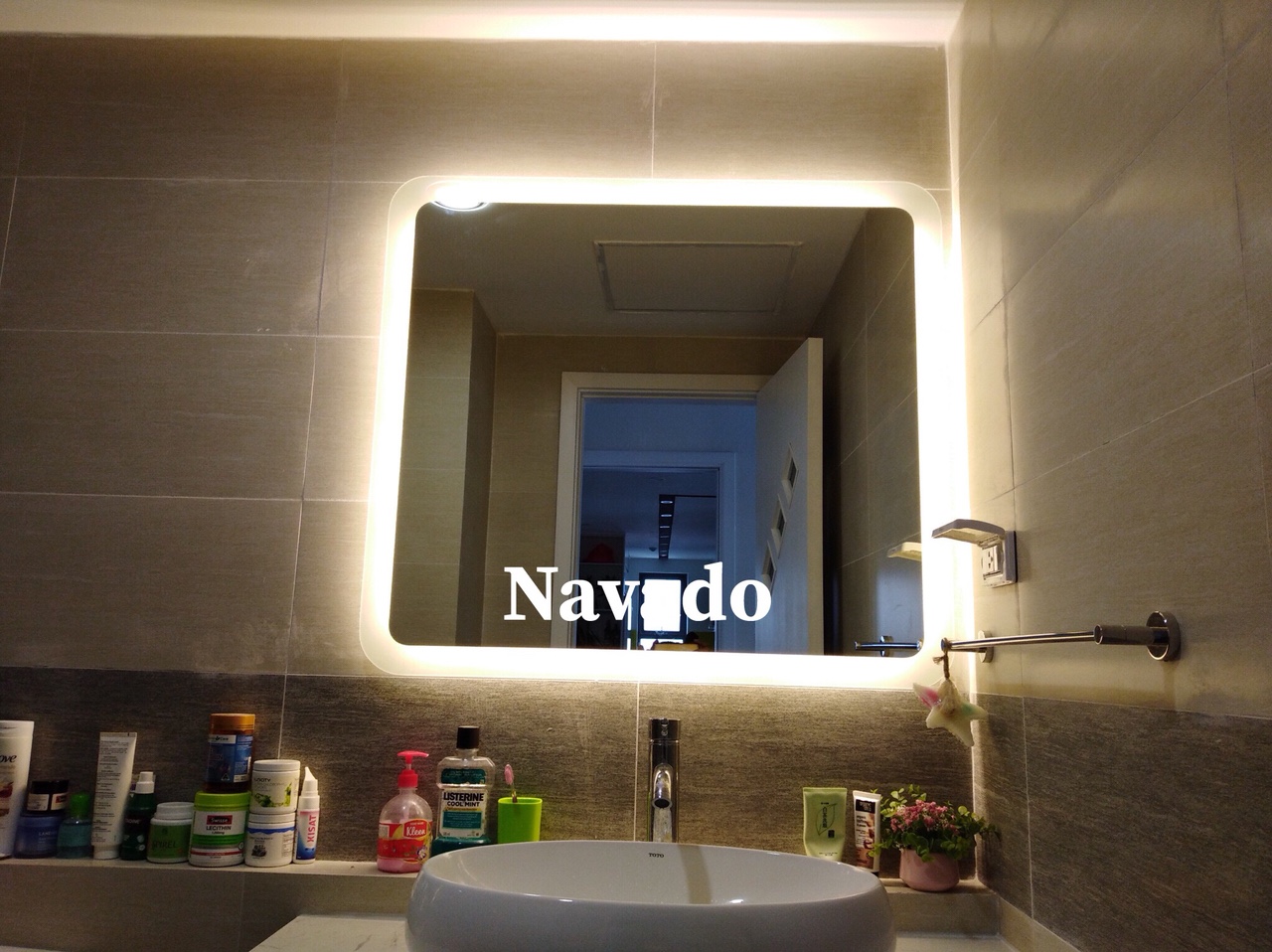 Gương phòng tắm đèn led cao cấp navado: Trang trí phòng tắm của bạn với gương phòng tắm đèn LED cao cấp Navado để mang đến cho bạn không gian phòng tắm sang trọng và tinh tế. Với công nghệ LED tiên tiến và thiết kế hiện đại, gương đèn LED Navado của chúng tôi sẽ dễ dàng hòa quyện vào bất cứ không gian nội thất nào. Đặc biệt, gương đèn LED Navado còn giúp tiết kiệm năng lượng và có độ bền cao, đảm bảo cho bạn sử dụng trong thời gian dài mà không phải lo lắng về việc thay thế sửa chữa.
