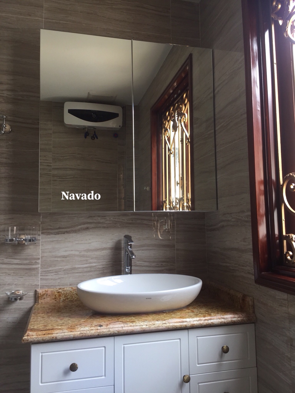 Tủ gương phòng tắm Navado là một sự lựa chọn tuyệt vời cho những ai yêu thích sự bền vững và sang trọng. Với thiết kế đẹp mắt và chất liệu chắc chắn, tủ gương Navado sẽ giúp nâng cao giá trị phòng tắm của bạn. Với nhiều tùy chọn lưu trữ thông minh, đây là giải pháp tốt nhất để tổ chức các vật dụng cá nhân của bạn một cách hiệu quả.