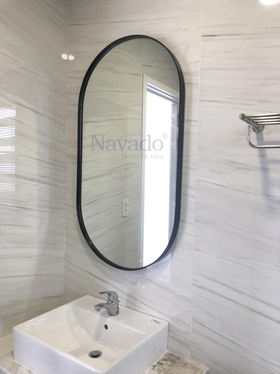 Gương phòng tắm bầu dục Navado là sản phẩm độc đáo được thiết kế dựa trên ý tưởng của những khách hàng mong muốn có không gian vệ sinh đẹp và độc đáo. Sản phẩm được làm từ chất liệu cao cấp và có đường cong hoàn hảo, giúp cho người sử dụng thấy thoải mái và thư giãn khi sử dụng sản phẩm.