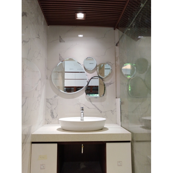 Gương phòng tắm decor hình đá