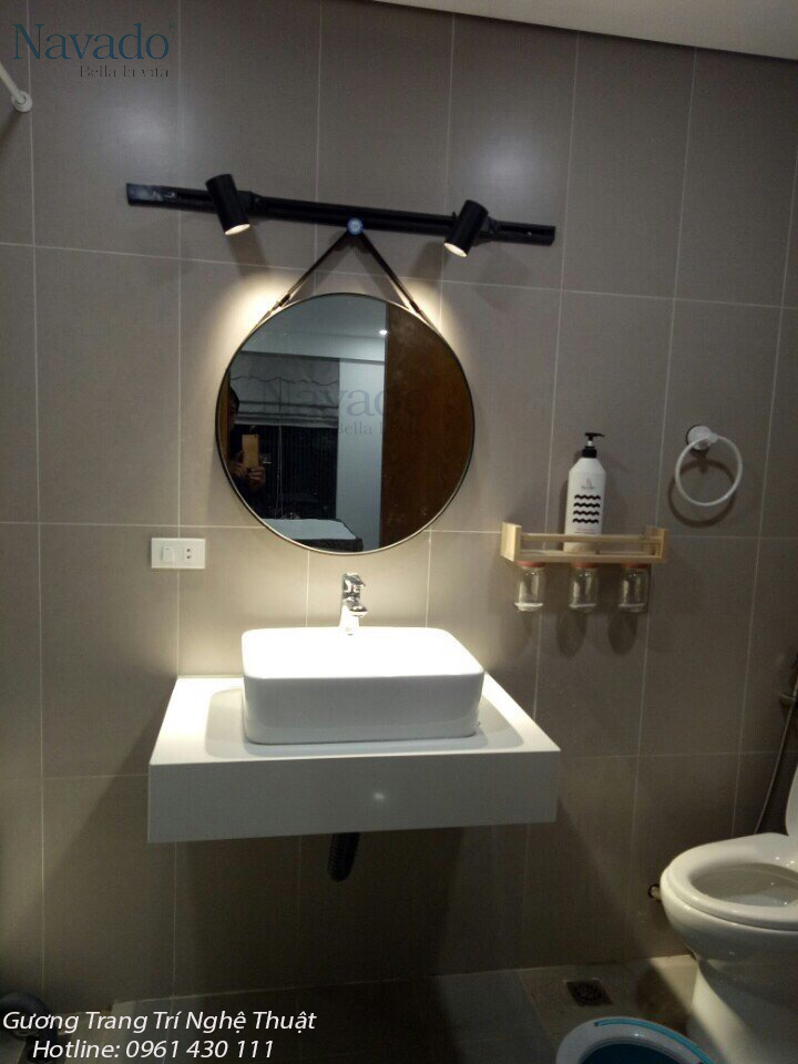 Gương treo dây da phòng tắm