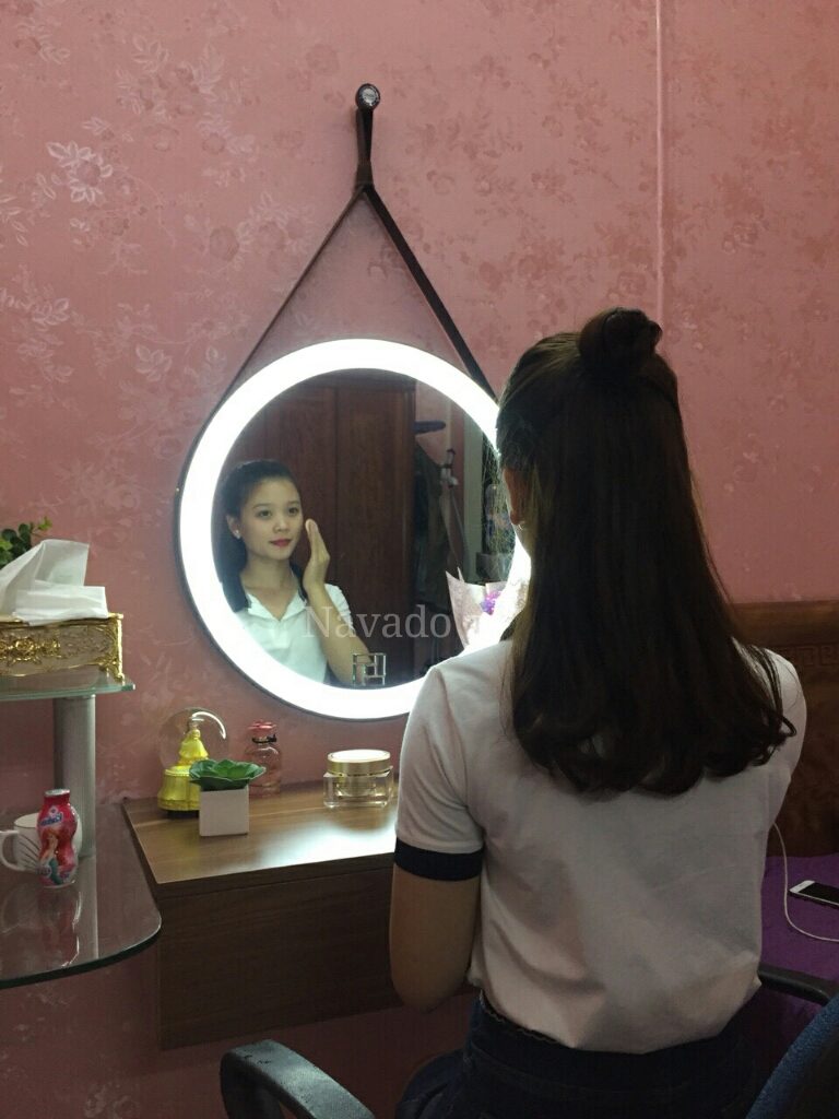 Gương treo trang điểm dây da đèn led